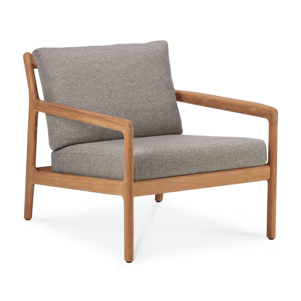 Une chaise longue en bois teck teinté moka avec un siège rembourré gris.