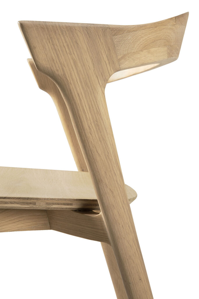 Une chaise Bok en chêne avec une assise en bois.
