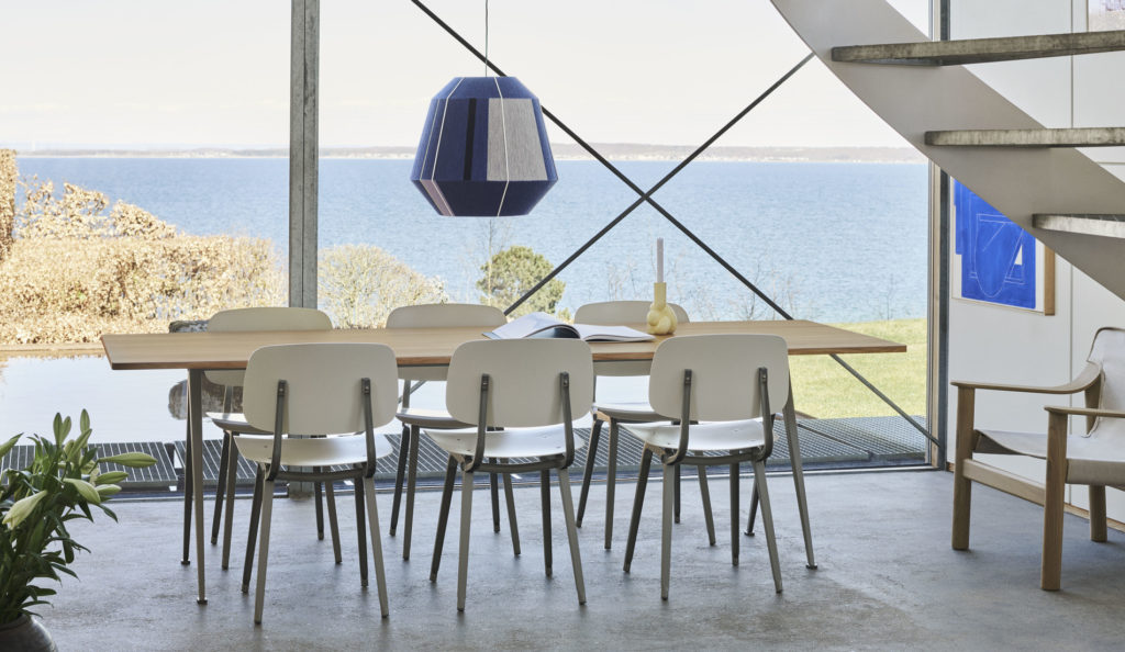 Une table de salle à manger Pyramide avec vue sur l'océan.