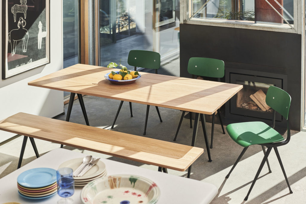 Un Banc Pyramide et des chaises dans une pièce avec fenêtre.