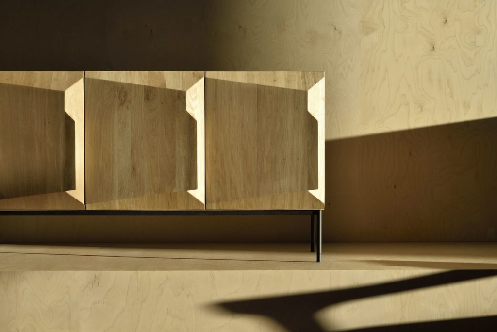 Buffet ethnicraft en chêne 3 portes satires image ambiance