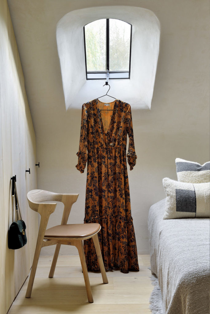 Chaise Bok avec assise en cuir dans une chambre moderne dans le toit d’une maison très lumineuse.
