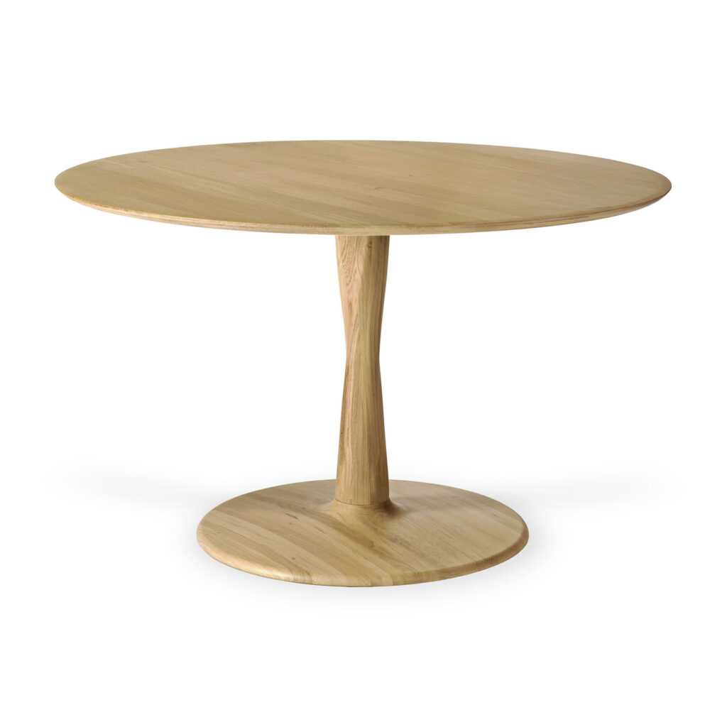 Table Torsion ronde en bois clair avec un socle central unique en chêne, photographiée sur un fond blanc uni.