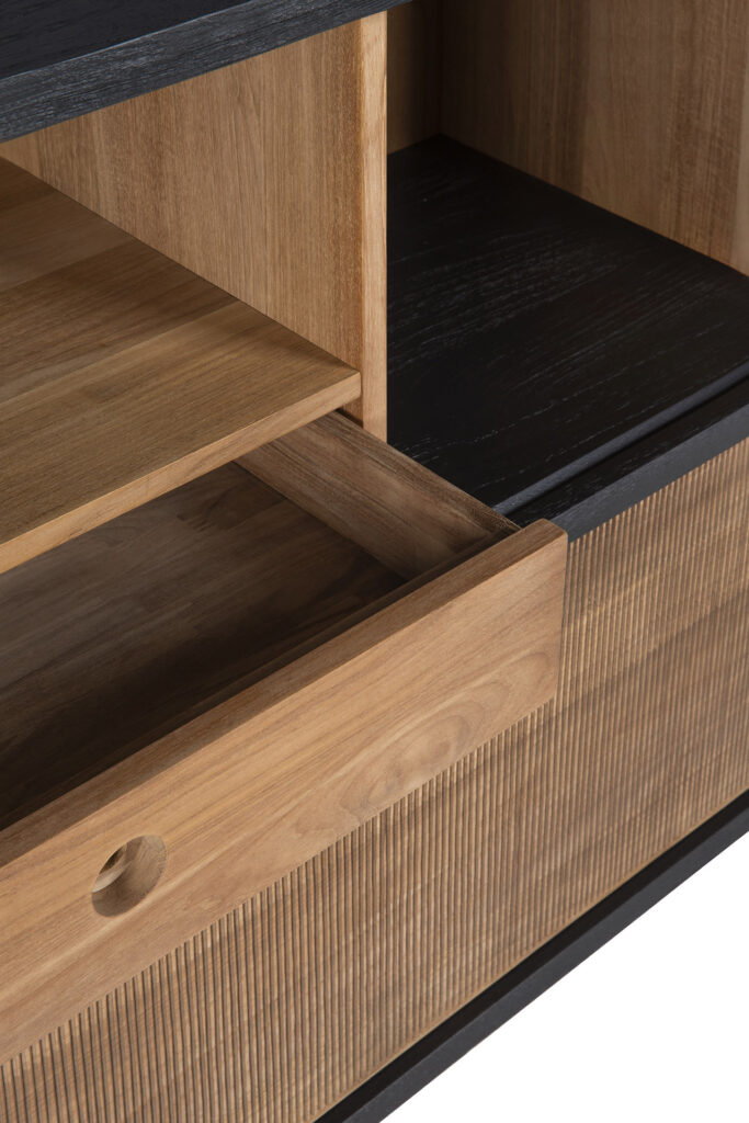 Gros plan du buffet Oscar en teck avec un tiroir ouvert mettant en valeur sa texture de grain de bois et ses détails nervurés, évoquant un design de buffet sophistiqué.