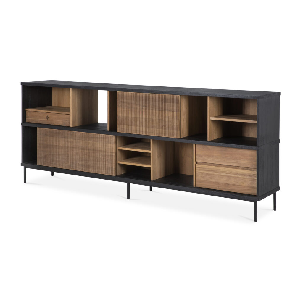 Buffet contemporain en teck Oscar au design noir et bois, doté de plusieurs étagères ouvertes, tiroirs et compartiments, élégamment soutenus par des pieds fins.