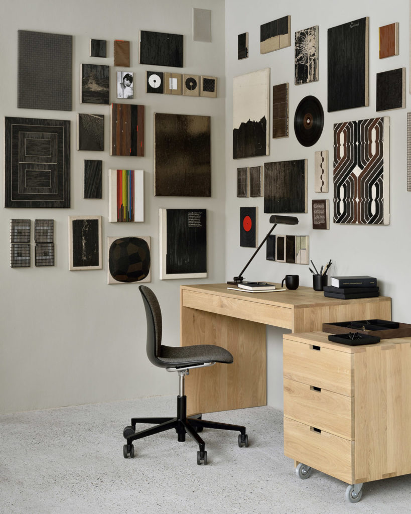 Bureau Wave d'Ethnicraft dans une pièce assez lumineuse où le mur est décoré des divers tableaux et avec le caisson billy en chêne à droite du bureau.