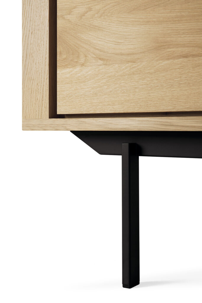 Vue rapprochée du Buffet Shadow en chêne d'angle avec un pied en métal noir projetant élégamment une ombre.
