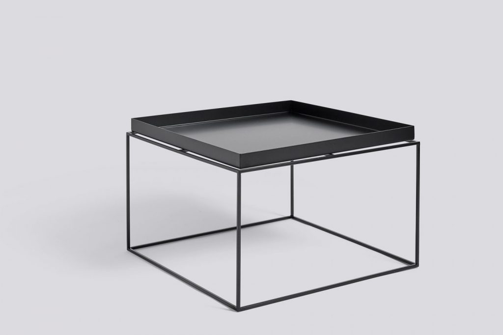 Une table d'appoint noire avec un plateau sur le dessus.