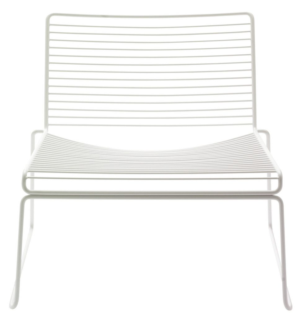 Une chaise longue en métal blanc sur fond blanc.