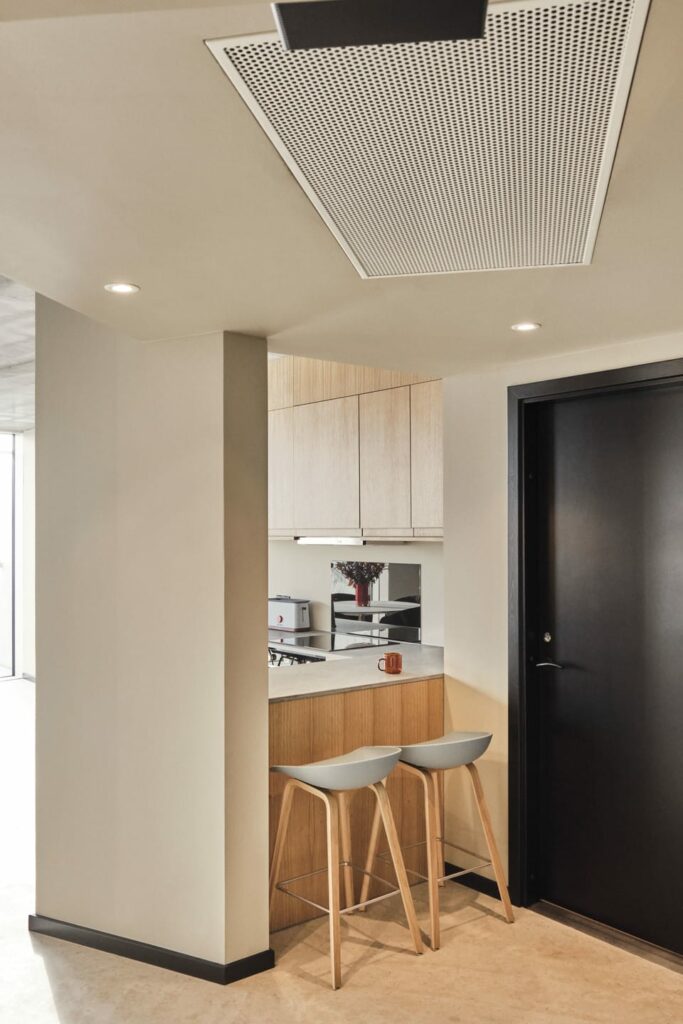 Une cuisine avec des tabourets Tabouret AAS32 et un ventilateur de plafond