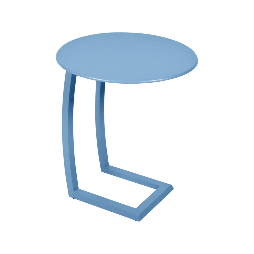 La Table basse déportée Alizé est une table d'appoint compacte et ronde en métal bleu dotée d'une base en forme de C, parfaite pour ajouter une touche moderne à votre espace.