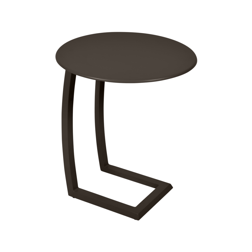 Une petite table basse déportée Alizé ronde en métal noir, présentant un design en porte-à-faux moderne, est présentée sur un fond violet clair uni.