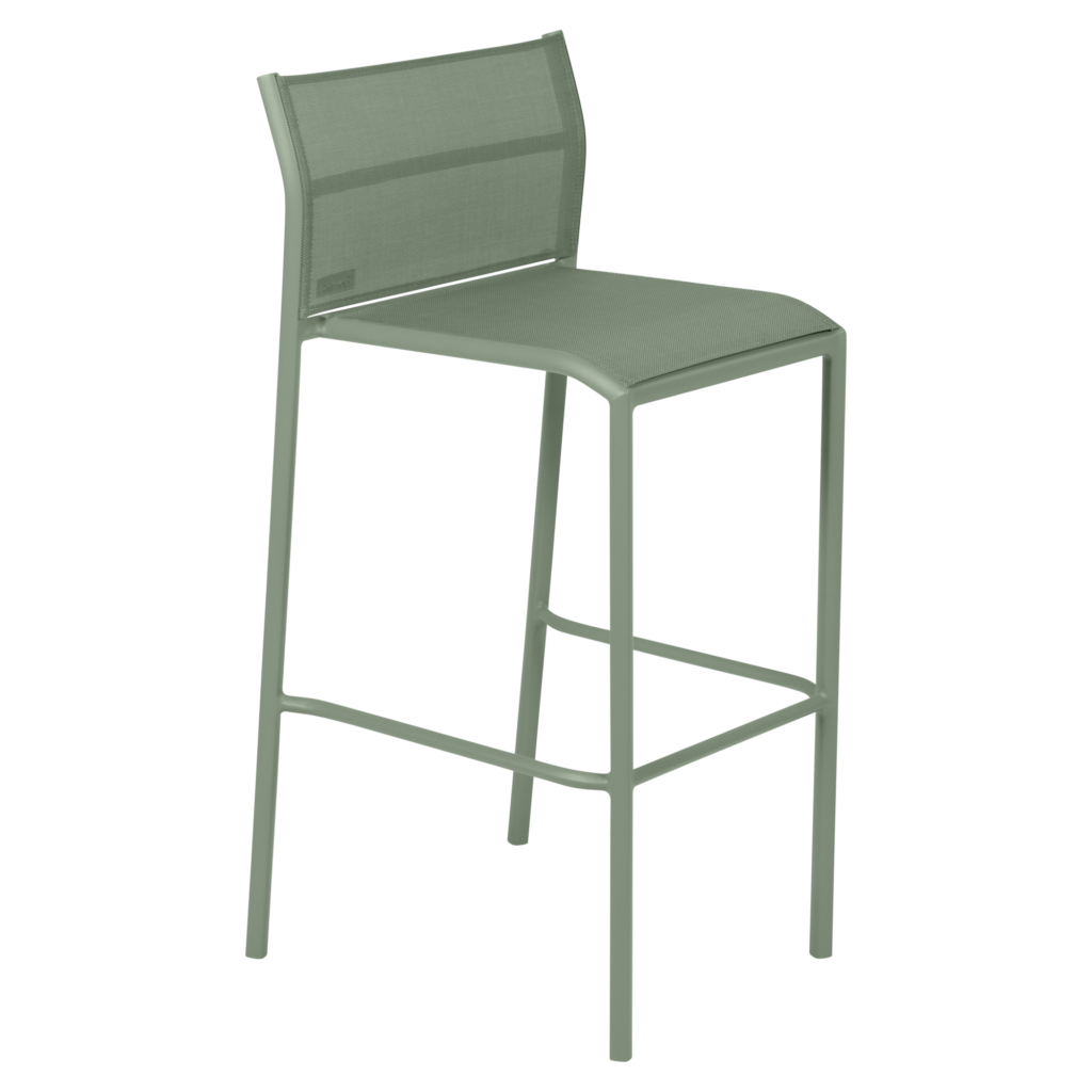 La Chaise de bar Cadiz est un tabouret de bar en métal vert avec un dossier et une assise en maille, quatre pieds droits et un repose-pieds intégré.