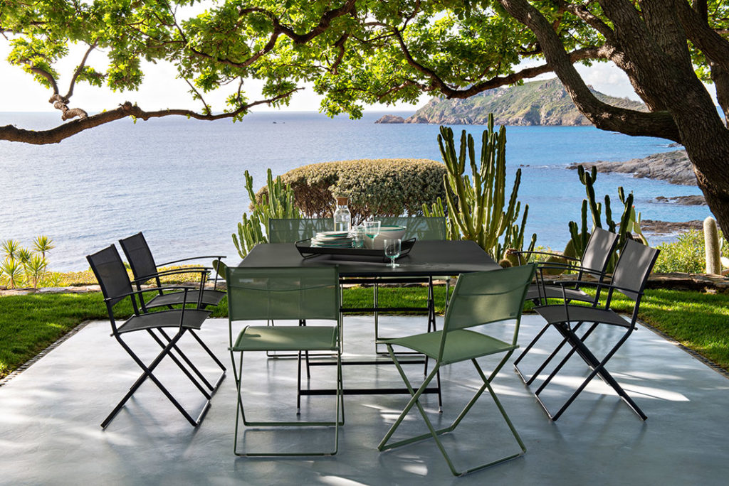 Un Fauteuil Plein Air sur une terrasse avec vue sur l'océan.