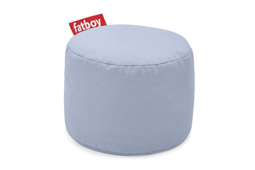 Un pouf bleu clair Pouf Point Stonewashed avec une étiquette rouge "fatboy" sur la couture, présenté sur un fond blanc uni.