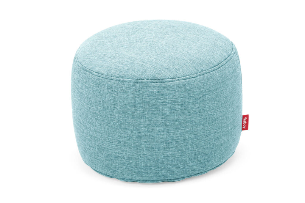 Le Fatboy de Point Outdoor est un pouf rond en tissu bleu clair avec une texture douce et une petite étiquette rouge - idéal pour améliorer votre installation de mobilier d'extérieur.