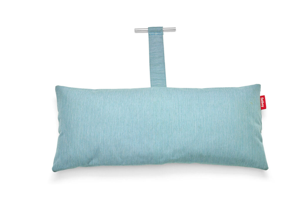 Le Coussin Headdemock Superb est un oreiller rectangulaire bleu clair avec une sangle en tissu sur une tige en métal et une petite étiquette rouge - idéal pour ajouter du confort et du style à votre installation de salon.
