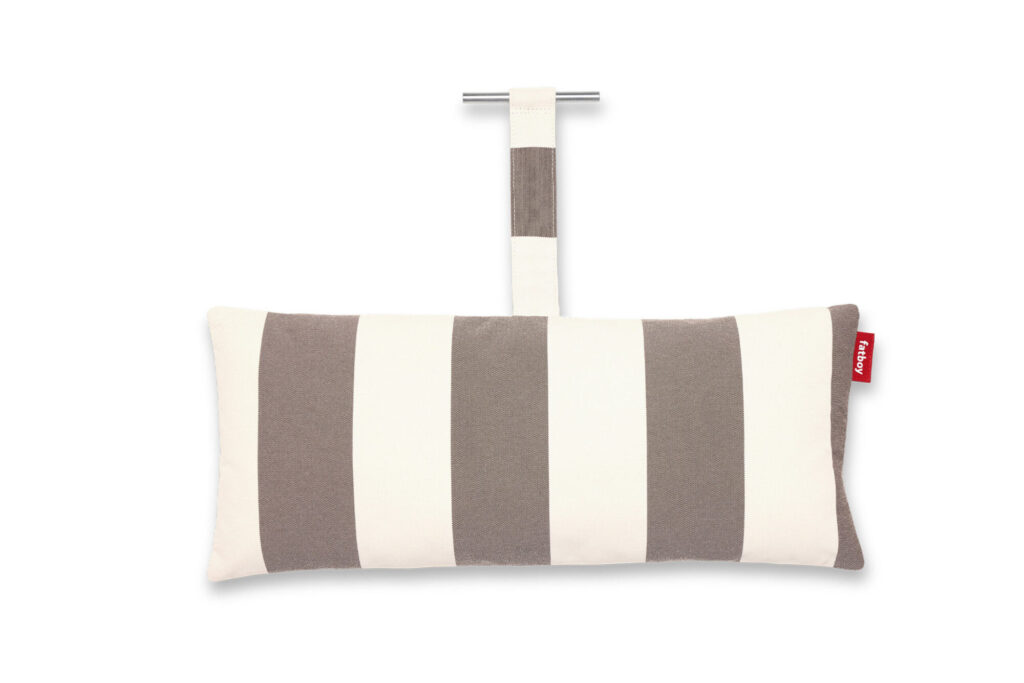 Le Coussin Headdemock Superb est un coussin rectangulaire à larges rayures verticales beiges et blanches, suspendu par une boucle de tissu assortie attachée à une barre métallique.