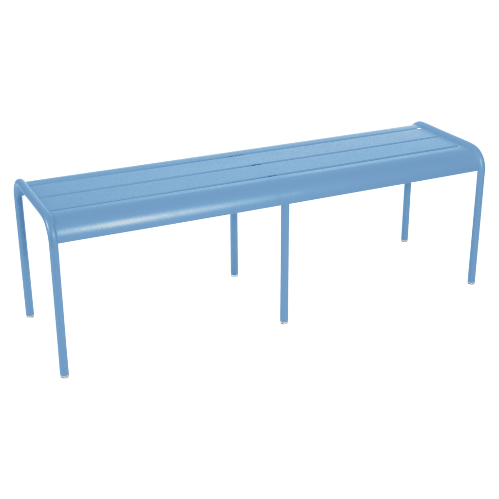 Un élégant Banc Luxembourg en Bleu Abysse, ce long banc en métal bleu présente un design minimaliste avec quatre pieds robustes et est dépourvu de dossier ou d'accoudoirs.