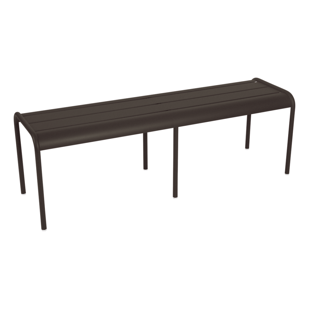 Un banc moderne en métal noir au design minimaliste se dresse élégamment sur un fond bleu abysse.