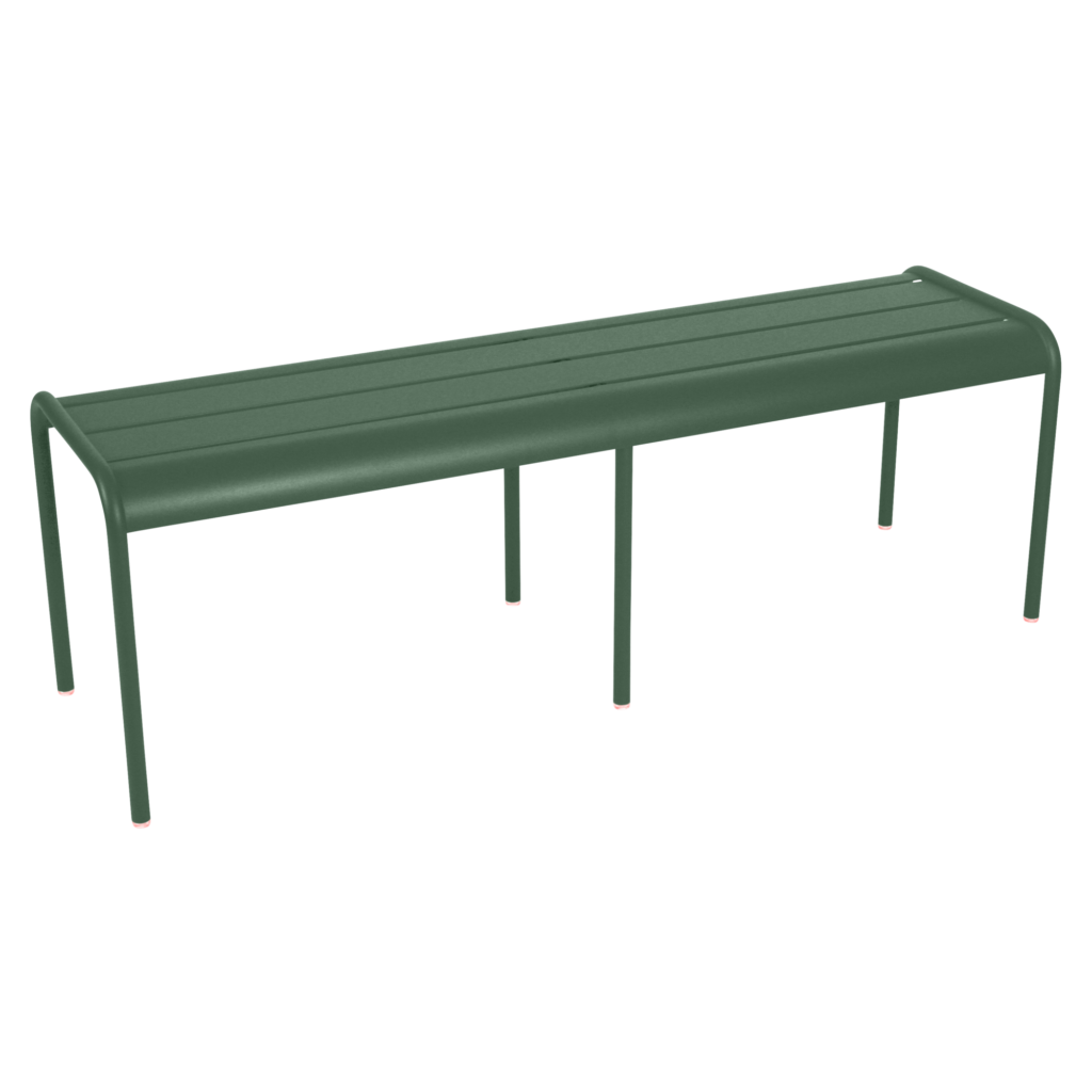 Un banc Luxembourg simple et long en vert cèdre à quatre pieds, conçu pour une utilisation en extérieur.