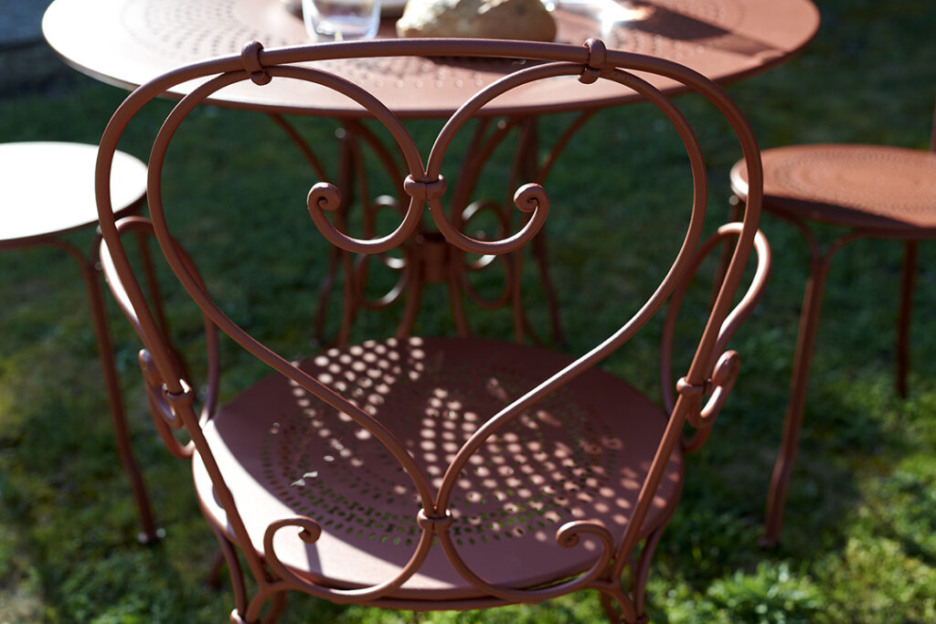 Table en fer forgé et chaises Fauteuil 1900 sur pelouse d'époque 1900.