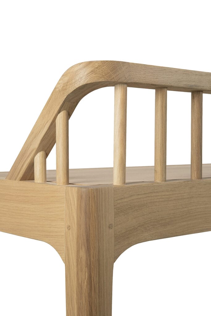 Un Banc Spindle en chêne avec une structure en bois.