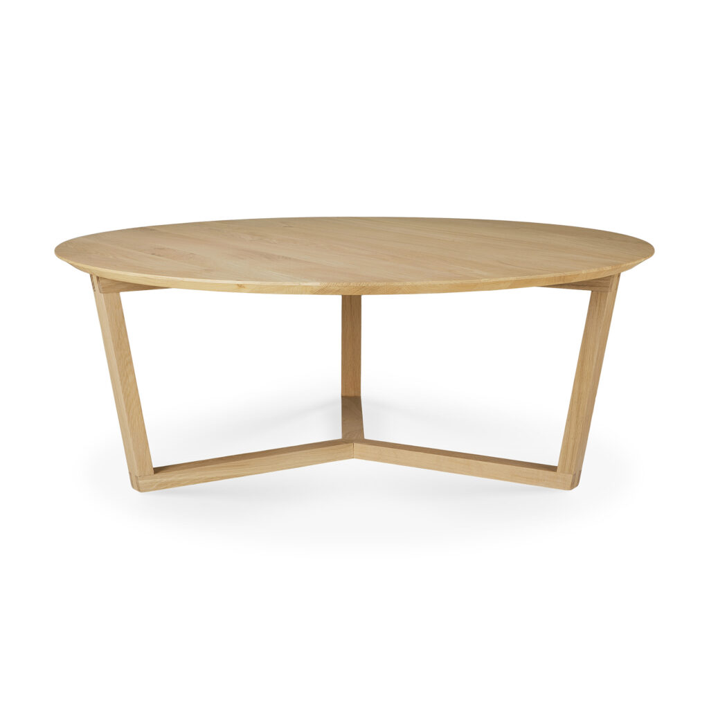 Présentation de la Table basse Tripod en chêne, une pièce ronde au design minimaliste, fabriquée en bois de chêne et dotée d'un plateau plat avec une élégante base tripode.