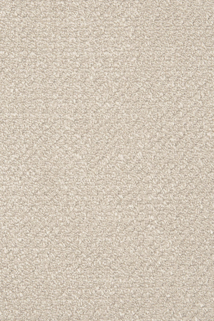 Une image en gros plan d'un tapis beige avec un fauteuil Barrow.