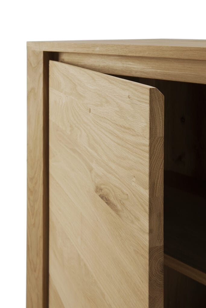 Un gros plan d'un meuble en bois Dressoir Shadow en chêne 2 portes avec portes.