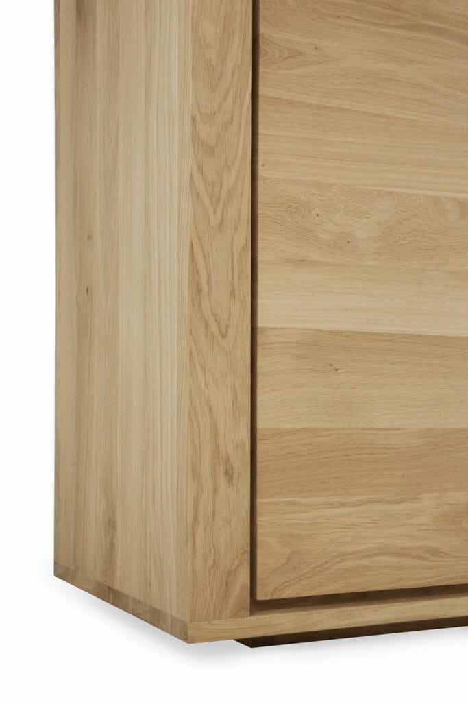 Un gros plan d'un meuble Dressoir Shadow en chêne 2 portes.