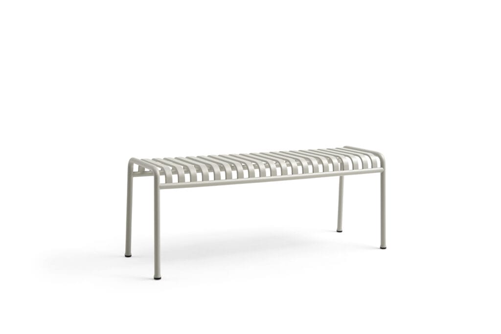 Un banc avec un dessus à lattes sur un fond blanc.