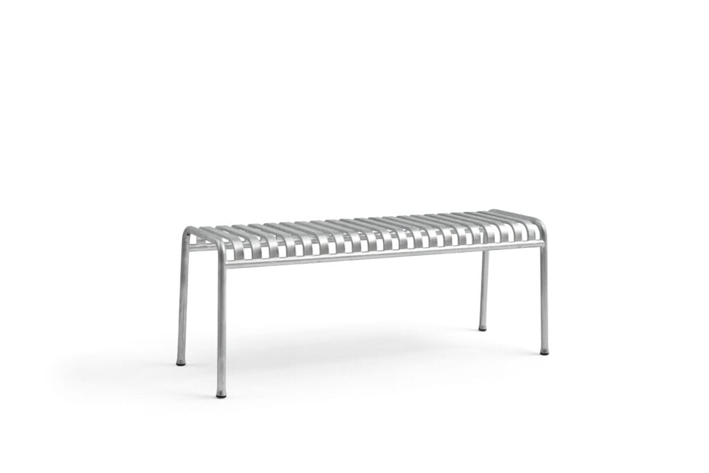 Un banc en métal galvanisé à chaud sur fond blanc au design Banc Palissade.