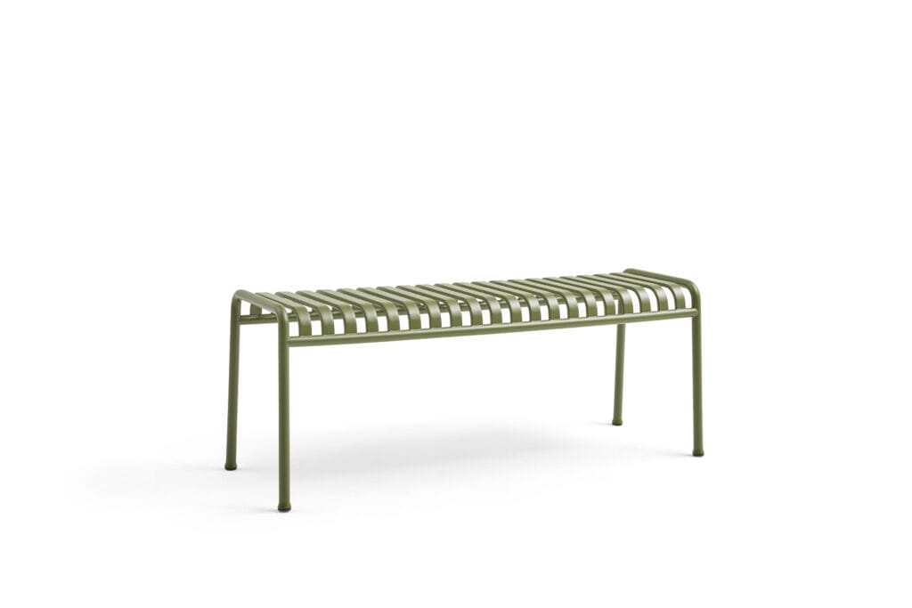 Un banc en métal vert galvanisé à chaud sur fond blanc.