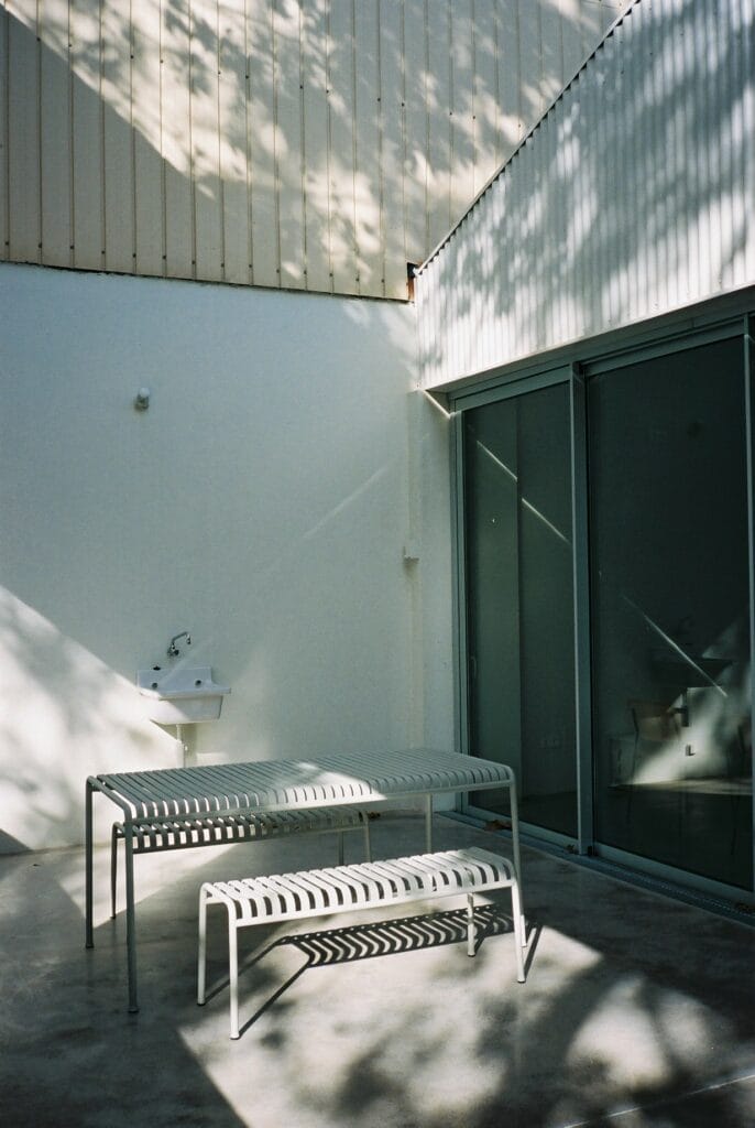 Un bâtiment blanc avec un mur galvanisé à chaud.