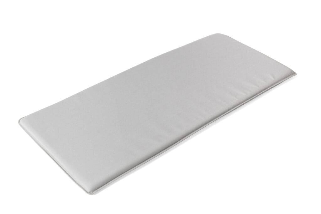 Un surmatelas blanc sur fond blanc avec un canapé Palissade anthracite.