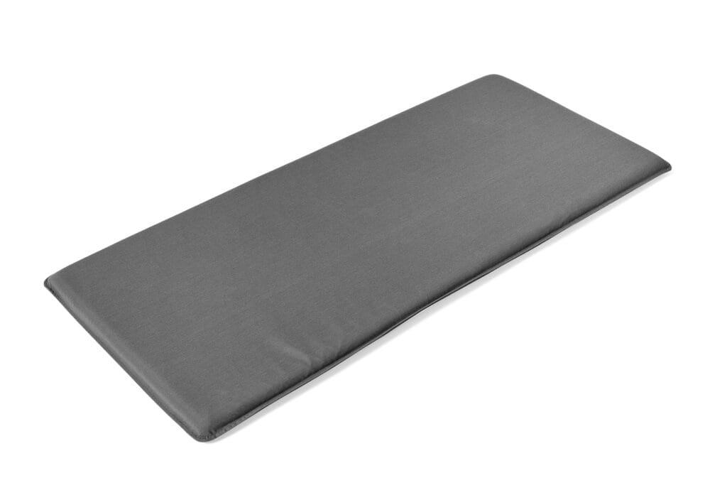 Image d’un coussin anthracite sur fond blanc.