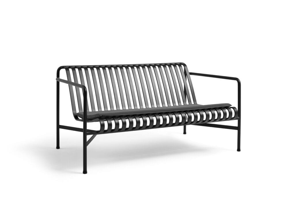 Un banc à lattes Anthracite sur fond blanc.