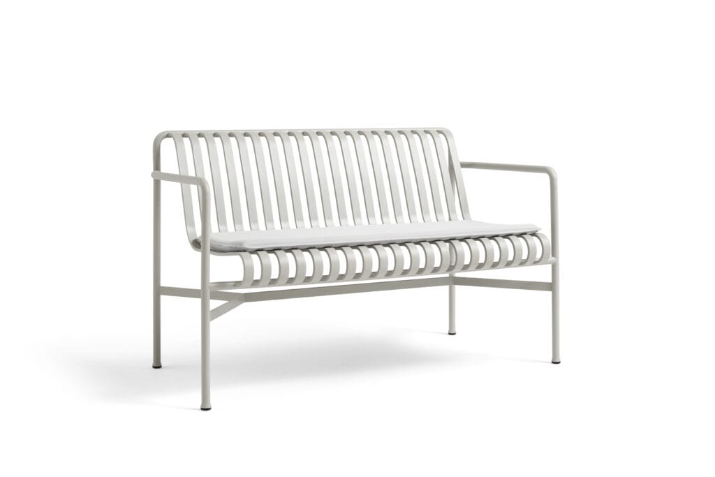 Un banc Palissade avec un coussin blanc sur fond blanc.