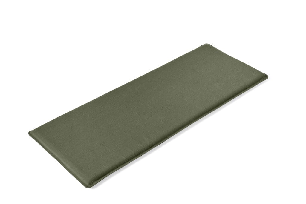 Un coussin de banc vert sur fond blanc.