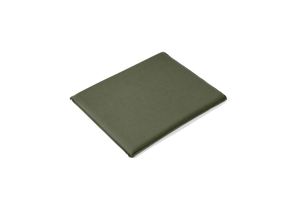 Un portefeuille en cuir vert olive sur fond blanc.