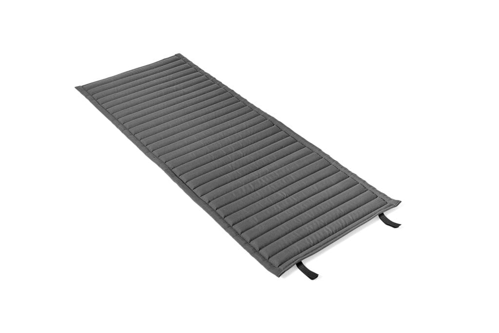 Un tapis de couchage vert olive sur fond blanc.