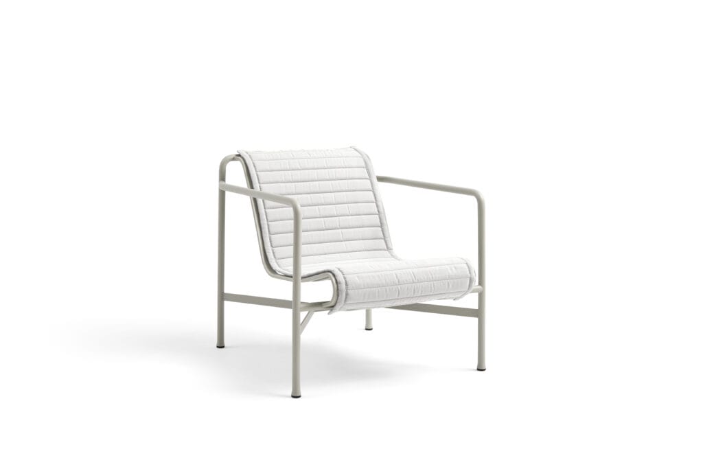 Un Coussin matelassé pour fauteuil bas Palissade avec une structure en métal sur fond blanc.