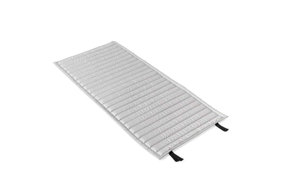 Un tapis de couchage vert olive sur fond blanc.