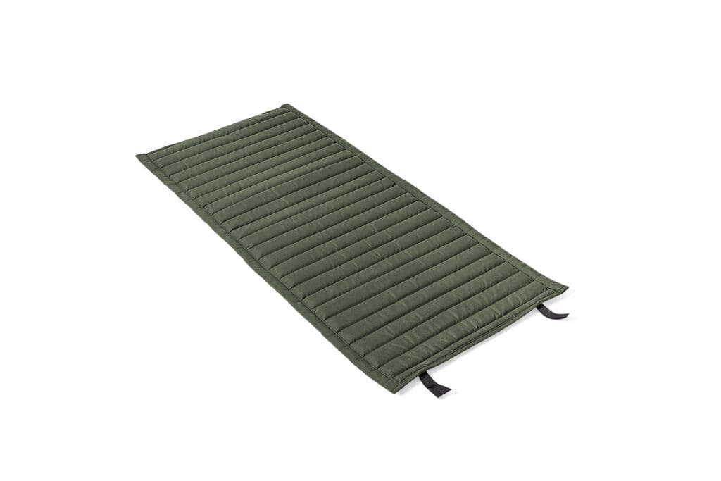 Un tapis de couchage vert olive sur fond blanc.