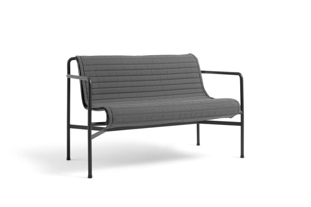 Un banc matelassé Palissade avec un cadre noir sur un fond blanc.