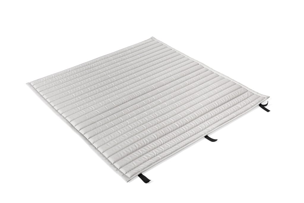 Un tapis blanc sur fond blanc.