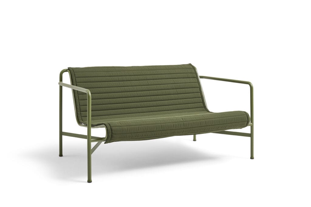 Une chaise longue verte avec une structure en métal, dotée d'un Coussin matelassé pour canapé Palissade.