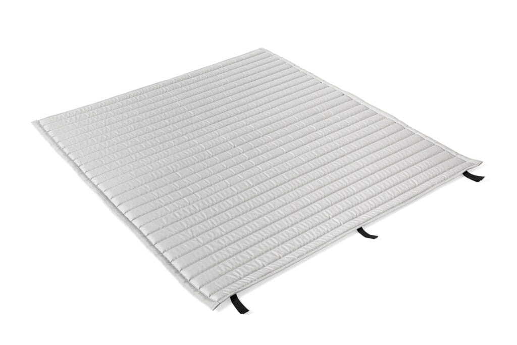 Un tapis blanc sur fond blanc.