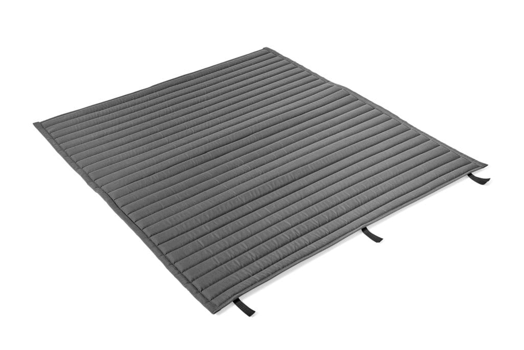 Un passe-partout gris ciel sur fond blanc.